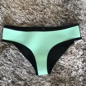 Reverse-able bikini bottoms